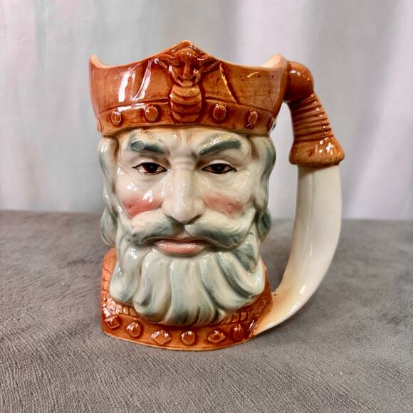 VTG Toby Character Mug King Arthur Bee Crown Sword Handle 5.25" Blue Crown - Picture 1 of 6